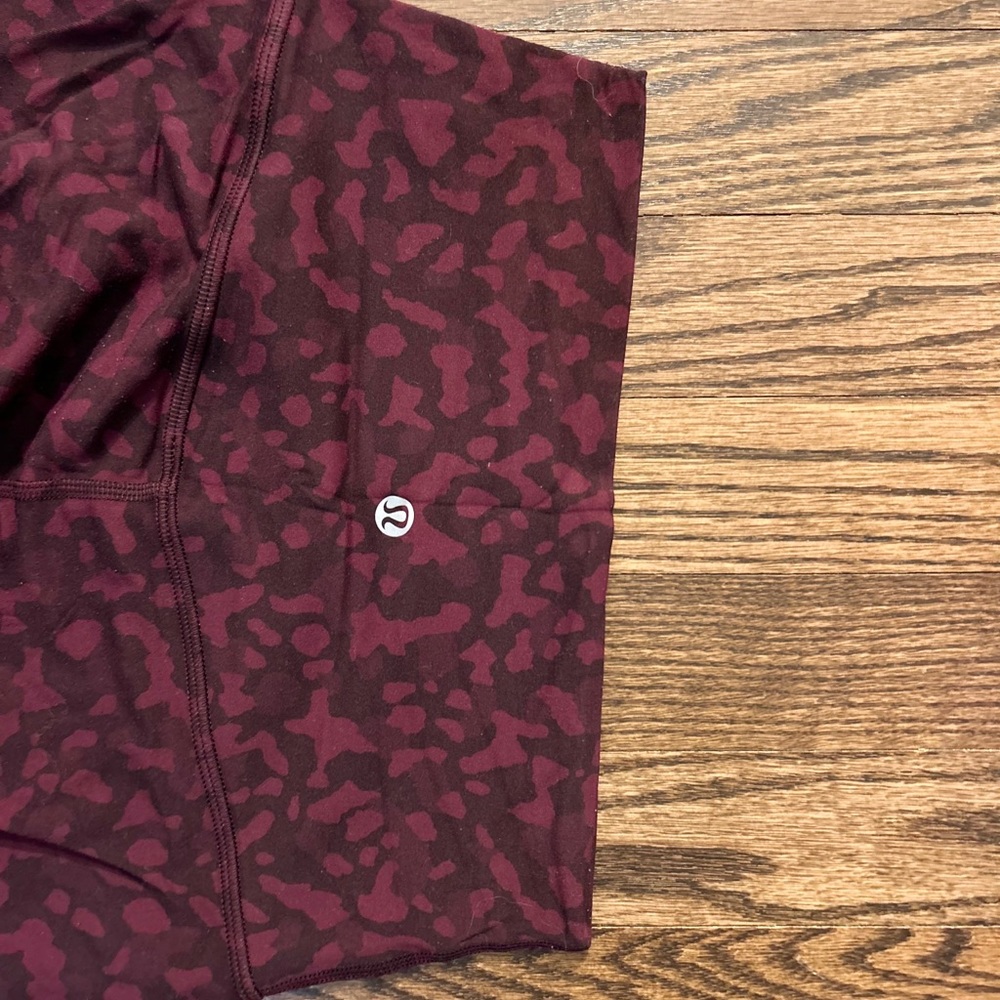 Print crop Lululemon leggings in great shape!